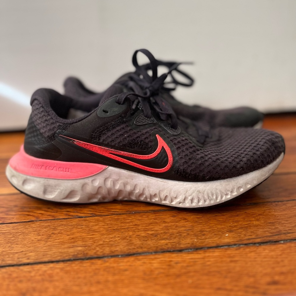 Nike sneakers 9.5